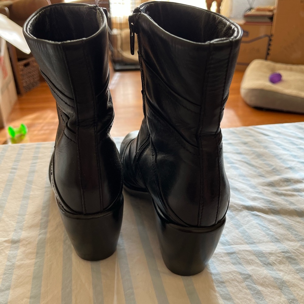I have 2 pair, size 38 Naot boots .They are very comfortable.
